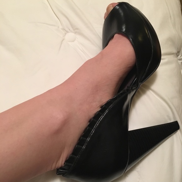 Madden Girl: Black Open-Toed Heels - Picture 11 of 11